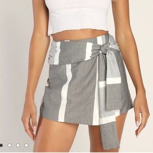 Lulu’s Adieu White and Grey Striped Tie-Front Skort